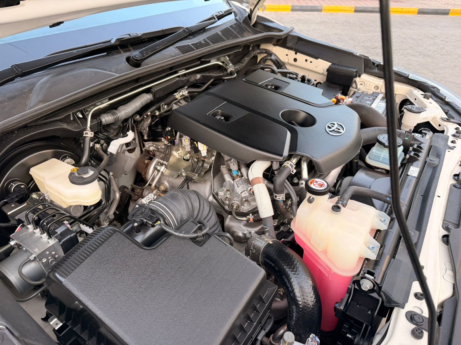 Toyota Hilux SR5 2024 White image